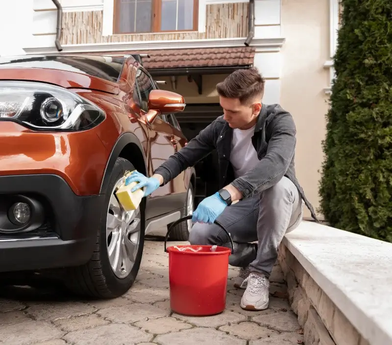 Lavage auto à domicile Domeyrat : professionnel intervenant sur un véhicule